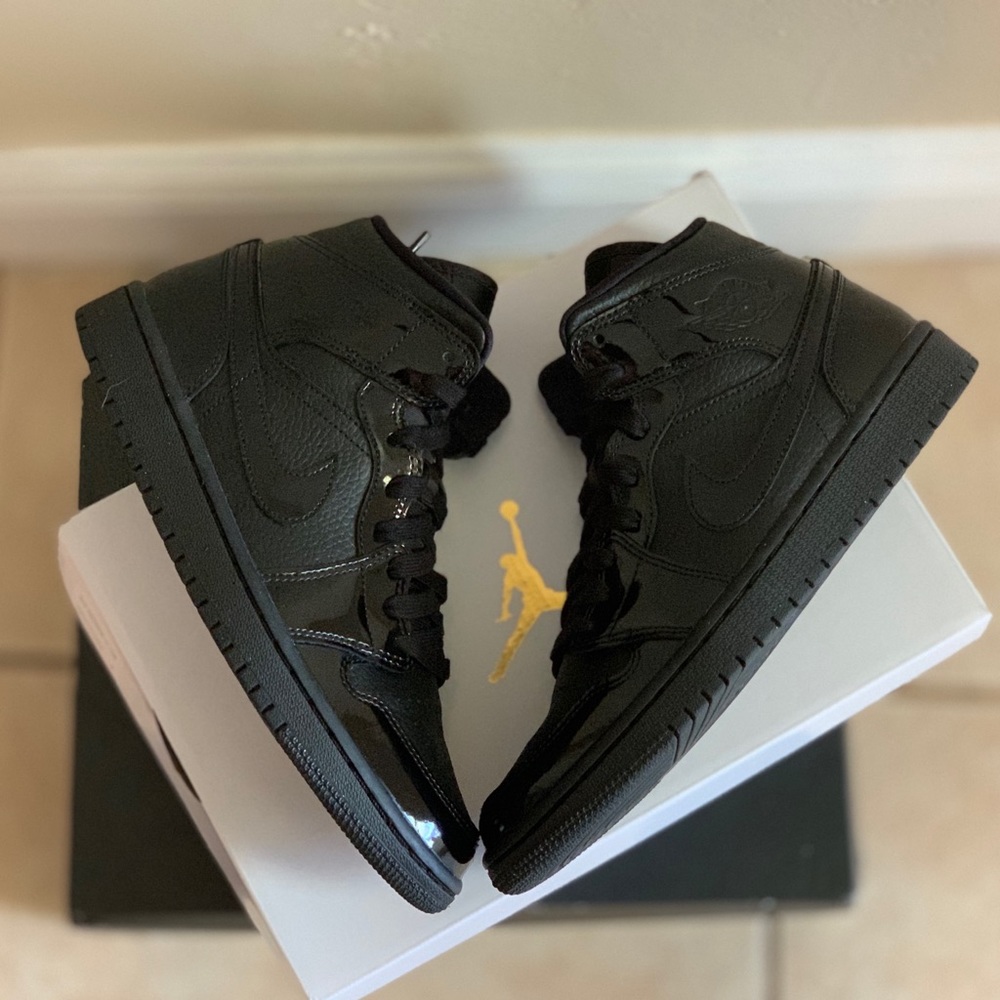 Air Jordan 1 Mid WMNS
